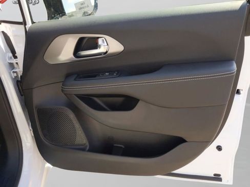 New 2026 Chrysler Pacifica Select image 31