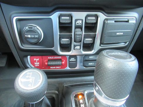 Certified 2025 Jeep Gladiator Mojave w/ Convenience Group AWD/4WD image 30