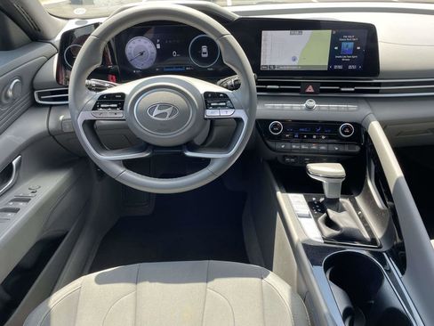 Certified 2025 Hyundai Elantra SEL FWD image 9
