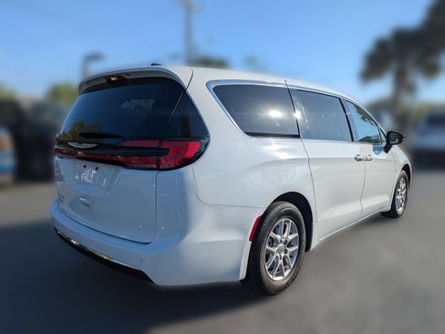 Used 2024 Chrysler Pacifica Touring-L FWD image 4
