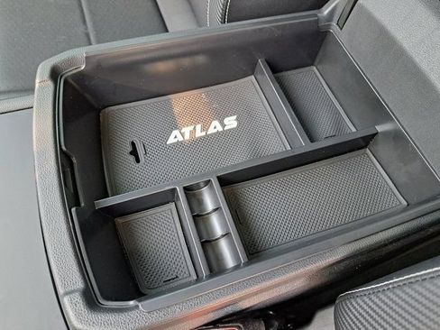 Used 2021 Volkswagen Atlas Cross Sport SE w/ Panoramic Sunroof Package FWD image 19