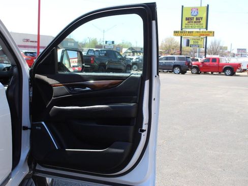 Used 2018 Cadillac Escalade ESV Luxury AWD/4WD image 9