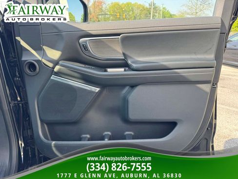 Used 2025 Ford Expedition Platinum image 32