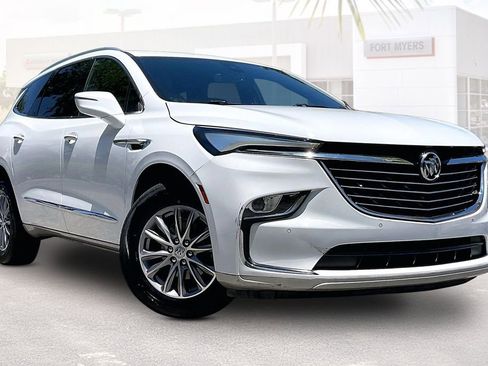 Used 2023 Buick Enclave Essence FWD image 1