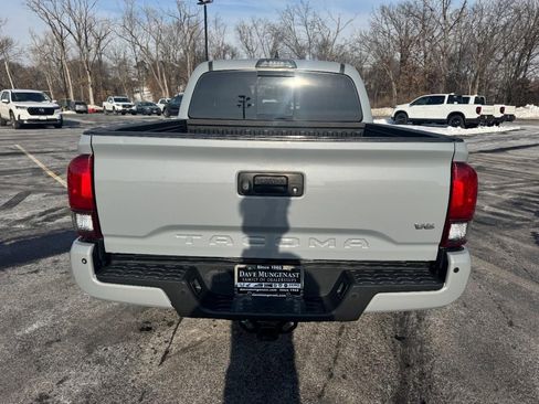 Used 2018 Toyota Tacoma TRD Sport w/ Technology Package image 4