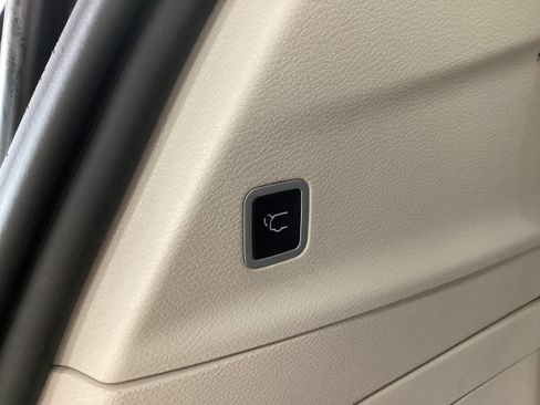 Used 2024 Chrysler Pacifica Limited FWD image 6