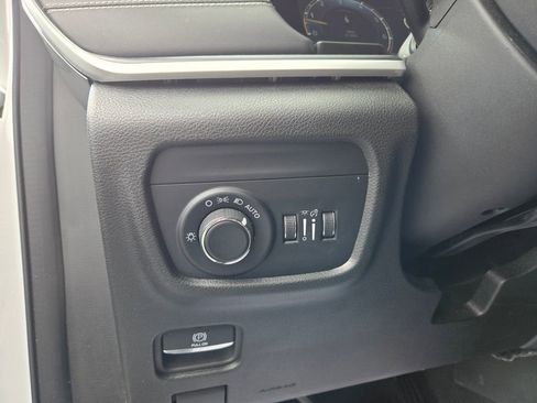 Used 2023 Jeep Grand Cherokee Laredo w/ Luxury Tech Group I AWD/4WD image 16