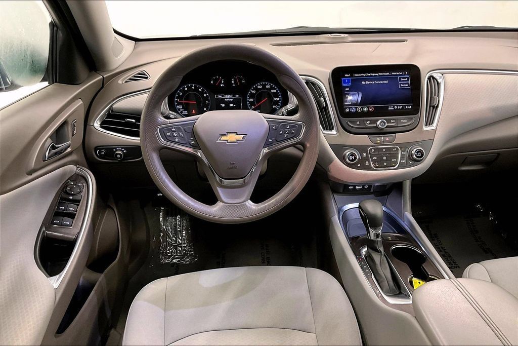 Used 2021 Chevrolet Malibu LT FWD image 4