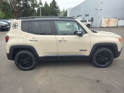 Used 2017 Jeep Renegade Trailhawk AWD/4WD image 3