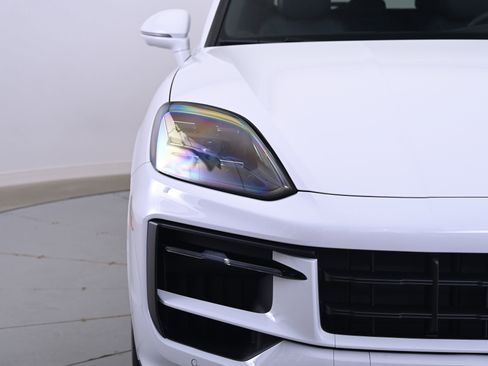 Used 2025 Porsche Cayenne image 11