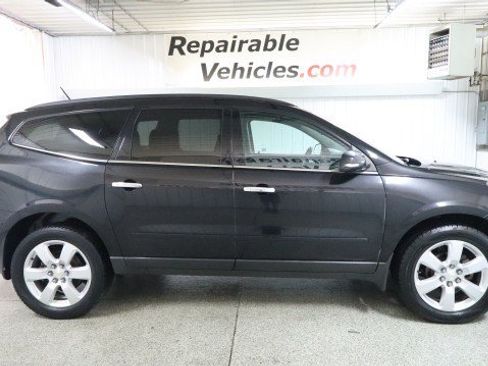Used 2017 Chevrolet Traverse LT w/ Style and Technology Package FWD image 4