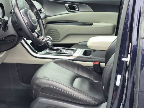 Used 2024 Kia Carnival LX image 15