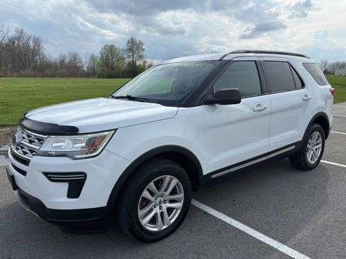 Used 2018 Ford Explorer XLT image 3
