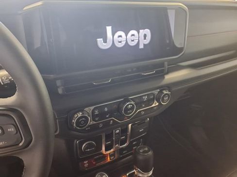 Used 2025 Jeep Wrangler Unlimited Rubicon AWD/4WD image 12