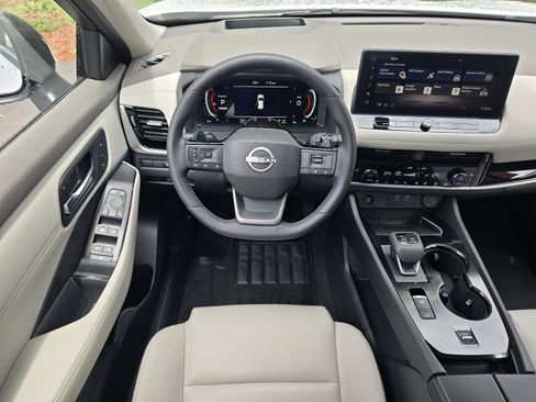 Certified 2025 Nissan Rogue SL w/ Tech Package FWD image 14