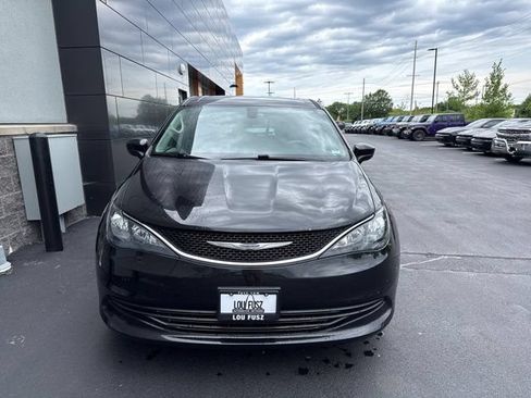Used 2017 Chrysler Pacifica Touring w/ Tire & Wheel Group FWD image 8