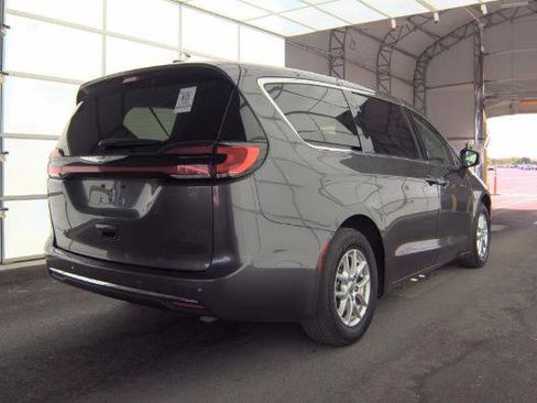 Used 2023 Chrysler Pacifica Touring-L image 2