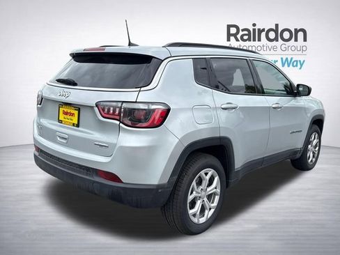 Used 2024 Jeep Compass Latitude AWD/4WD image 9