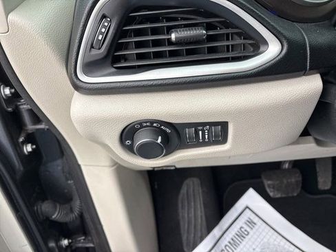 Used 2020 Chrysler Voyager Lxi image 19