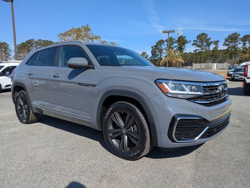 Used 2021 Volkswagen Atlas Cross Sport SE w/ Panoramic Sunroof Package image 2
