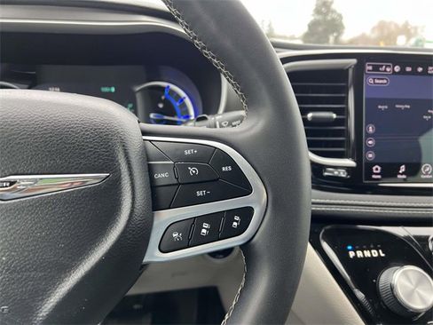 Used 2022 Chrysler Pacifica Touring-L w/ Uconnect Theater Family Group image 18