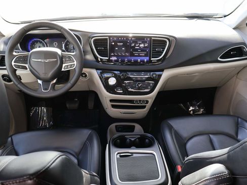 Used 2023 Chrysler Pacifica Touring-L FWD image 13