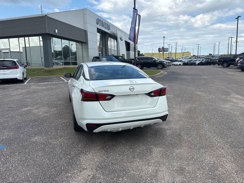 Used 2025 Nissan Altima 2.5 SV FWD image 15