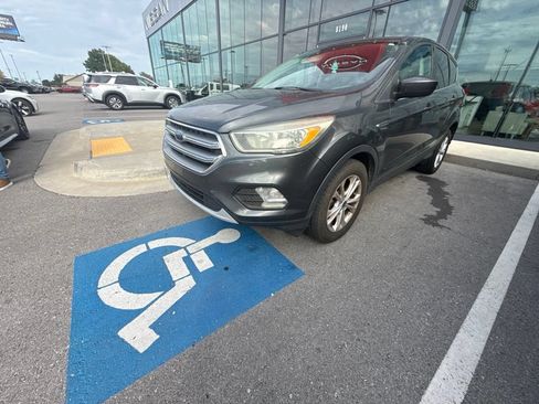 Used 2017 Ford Escape SE FWD image 2