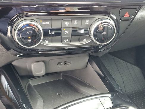 Certified 2025 Chevrolet Trax RS w/ Sunroof Package FWD image 19