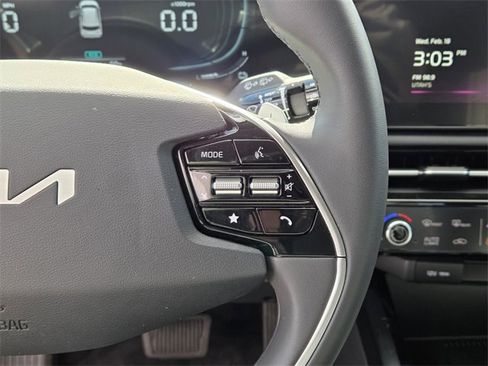 Used 2025 Kia Niro EX image 18