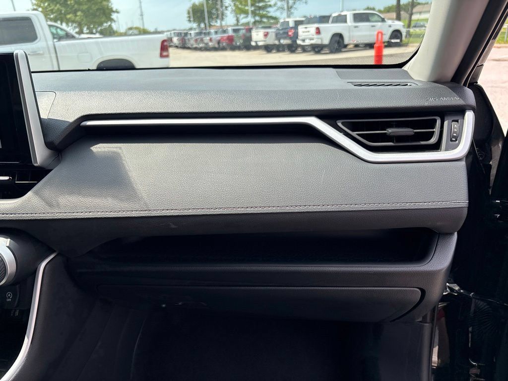 Used 2025 Toyota RAV4 XLE FWD image 32