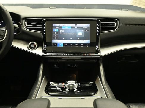 Used 2025 Jeep Wagoneer 4WD w/ Premium Group I image 19