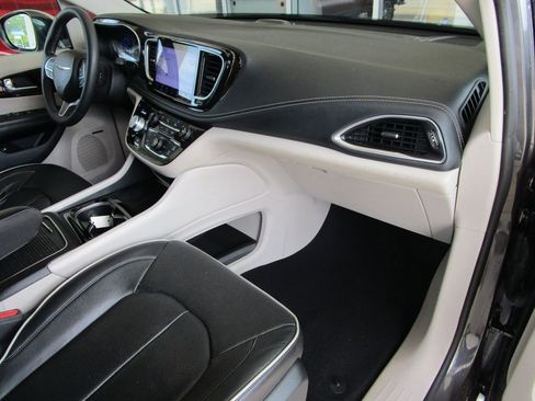 Used 2022 Chrysler Pacifica Limited image 22