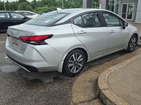 Used 2020 Nissan Versa SV FWD image 4