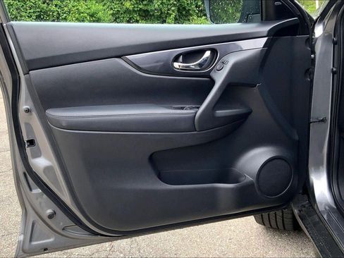 Used 2018 Nissan Rogue SV AWD/4WD image 25