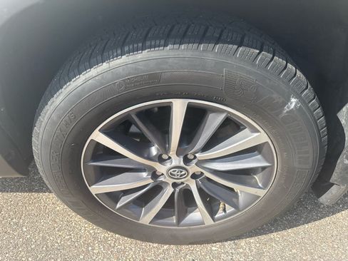 Used 2017 Toyota Highlander XLE AWD/4WD image 5