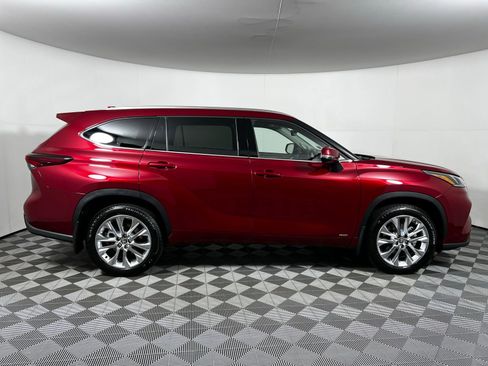 Certified 2026 Toyota Highlander Limited AWD/4WD image 4