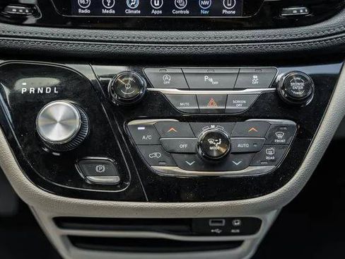 Certified 2019 Chrysler Pacifica Limited FWD image 28