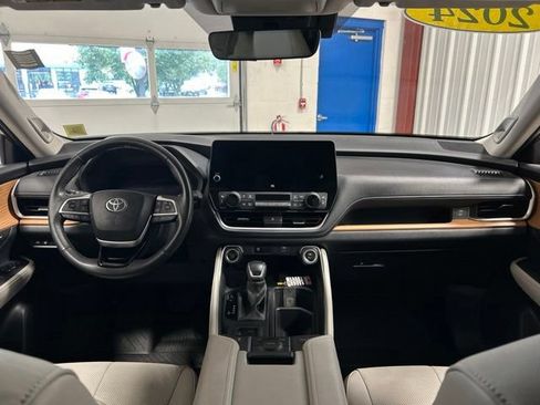 Used 2024 Toyota Grand Highlander AWD image 16