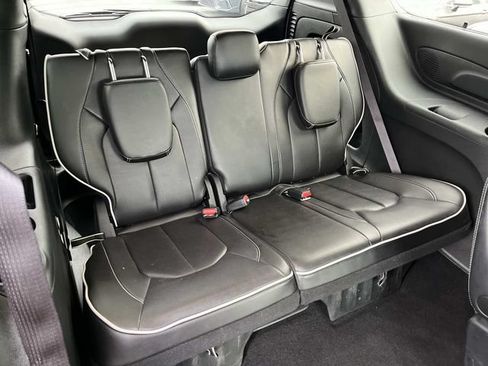 Used 2025 Chrysler Pacifica Limited FWD image 19
