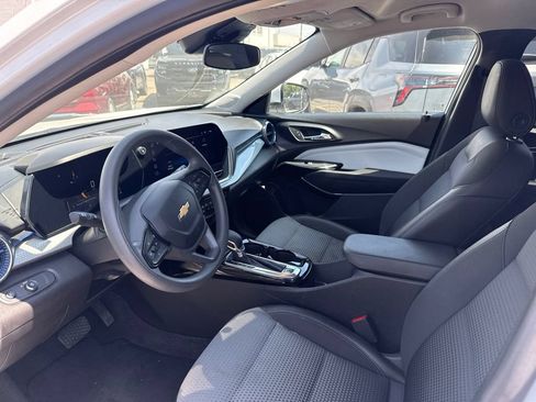 Used 2025 Chevrolet Trax LT FWD image 7