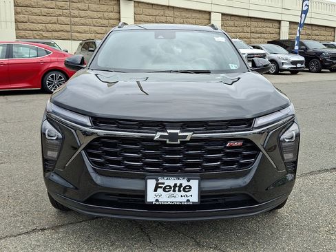 Used 2025 Chevrolet Trax RS w/ Sunroof Package FWD image 2