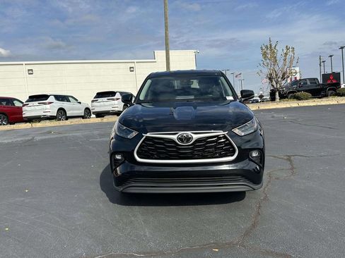 Used 2023 Toyota Highlander LE image 2