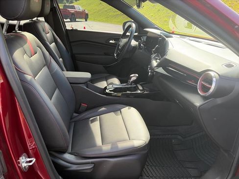Used 2024 Chevrolet Trax RS w/ Sunroof Package FWD image 30