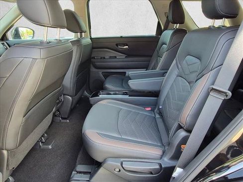 Certified 2025 Nissan Pathfinder Platinum FWD image 20