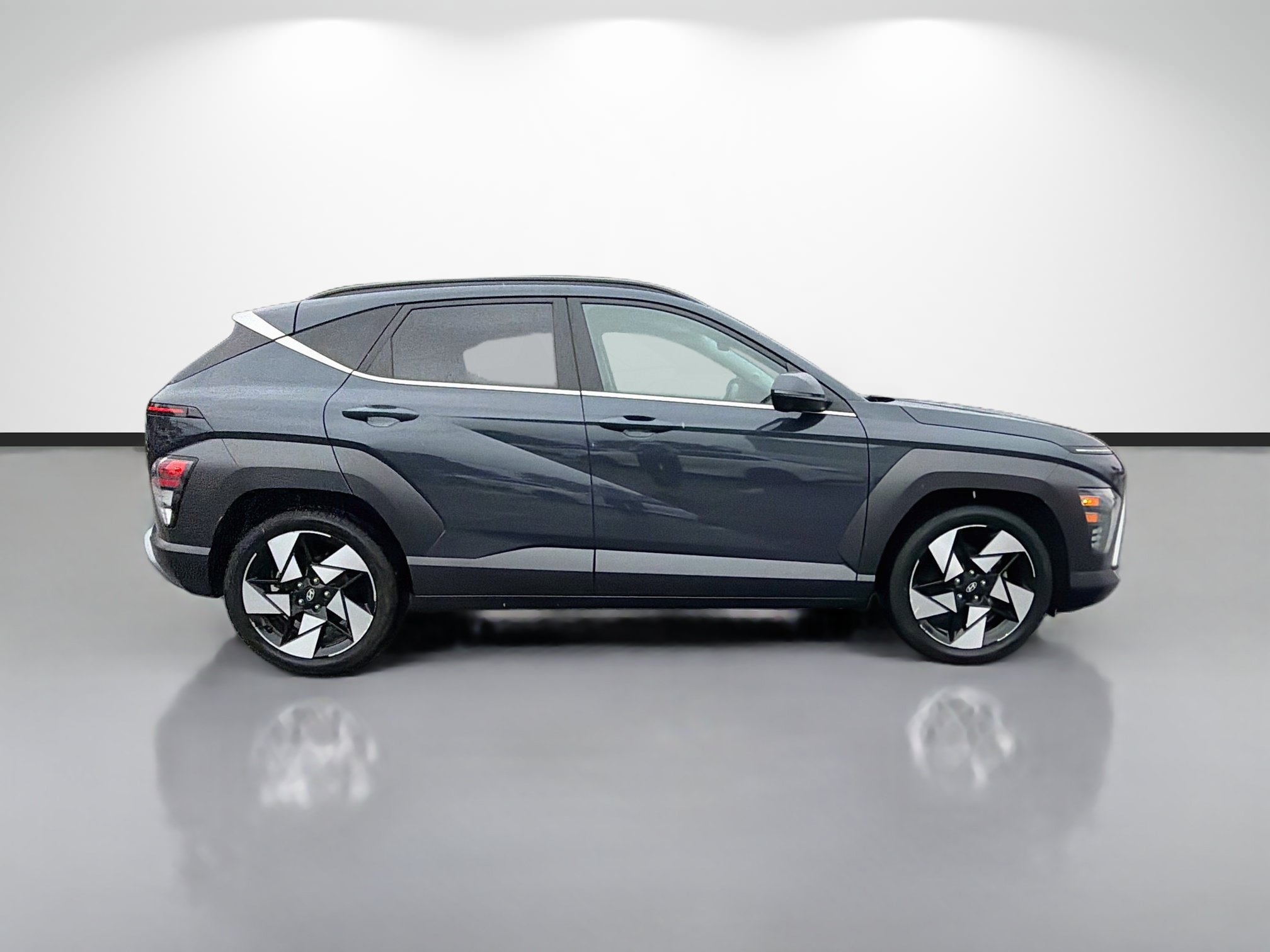 Used 2024 Hyundai Kona Limited FWD image 2