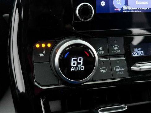 Used 2023 Toyota Highlander XLE FWD image 25
