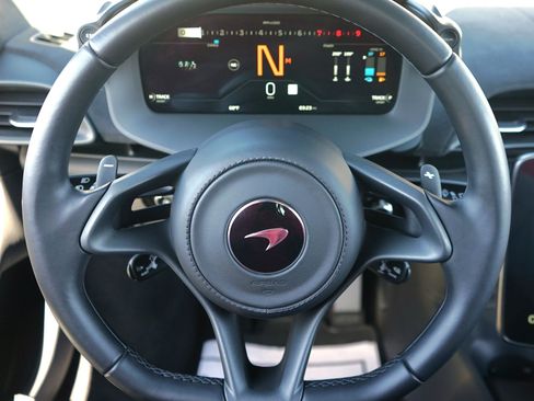 Used 2023 McLaren Artura RWD image 20