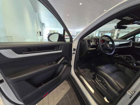 Used 2025 Porsche Cayenne Coupe AWD/4WD image 22