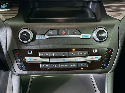 Used 2020 Ford Explorer Limited image 24